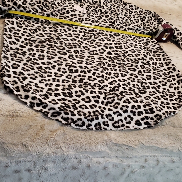 NWT - Ann Taylor Factory Snow Leopard Blouse - Picture 10 of 10